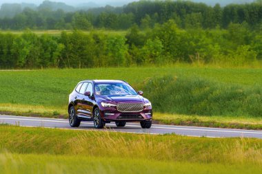 Manzaralı köy yolunda modern geçiş aracı