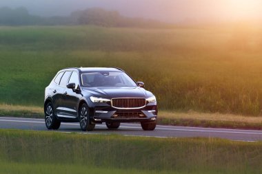 Kırsal yolda spor ve güvenli İsveç SUV 'si