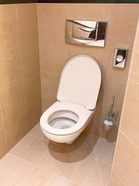 Modern tuvalet armatürü ile döşenmiş banyo.