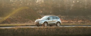 Kırsal kesimden geçen bir araç