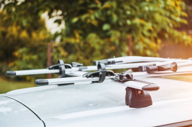 Araba çatısı ve bisiklet askısı gün batımında yolculuğa hazır.