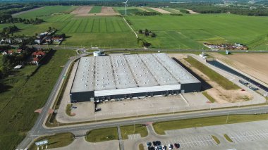 Kırsal alanda büyük bir kargo deposu.