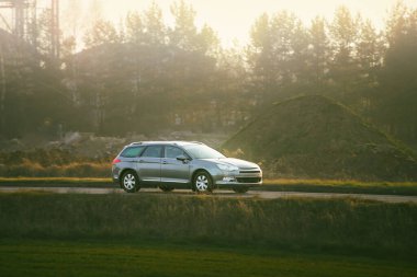 Kırsal asfalt yolda büyük bir arazi arabası.