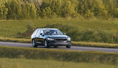 Açık hava ortamında parlak modern otomobil.