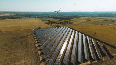 Türbinleri ve güneş pilleriyle yenilenebilir enerji endüstrisi