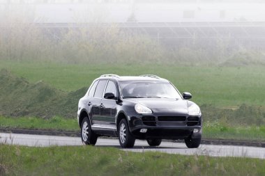 Kırsal bölgedeki güçlü pahalı SUV arabası.