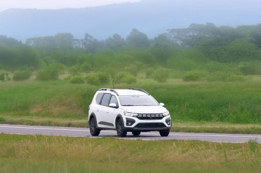 Ülke yolunda genel kompakt otomobil modeli