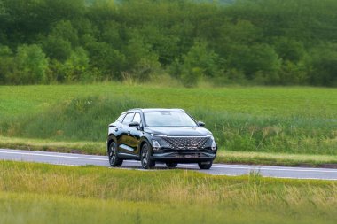 Modern Çin yapımı otomobil kırsal kesimde.