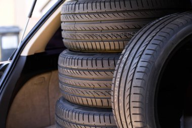 Kaliteli lastik lastiklerle dolu bir araba bagajı