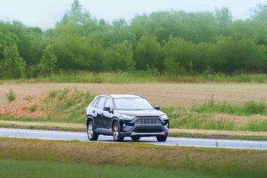 Manzaralı otoyolda Japonya 'dan gelen çapraz araba.