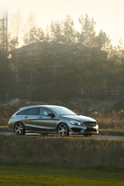 Modern spor arabasıyla açık hava gezisi.