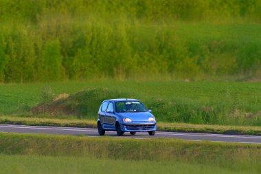 Korunmuş klasik bir gencin parlak krom tekerlekleri.