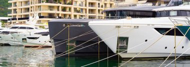 Lüks tekneleri ve sakin suları olan liman.