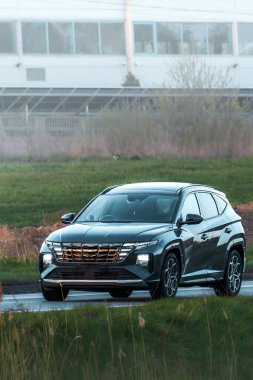 Elektrikli otomobil boş yolda verimli bir şekilde sürüyor