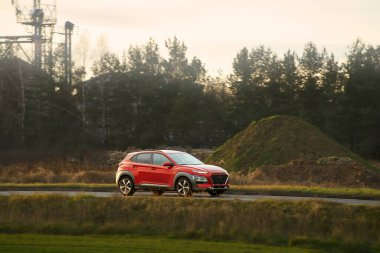 Açık havada seyahat eden fütüristik EV