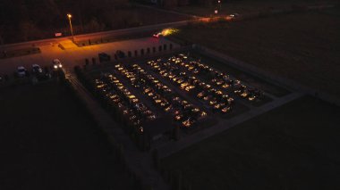 Polonya mezarlığı Azizler Günü geleneği için mumlarla aydınlatıldı.