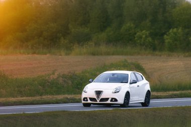 Asfalt yolda yüksek performanslı kapak sürücüsü