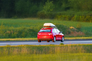 Çıkarılabilir çatısı olan bir arazi aracı.
