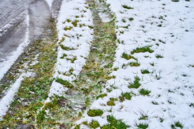 Mevsimlik değişim, çimlerin üzerinde eriyen karla.