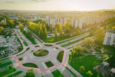 Bisiklet yolları ve yeşillikleri olan havadan şehir kavşağı