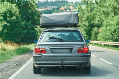 Kırsal yolda çatısı olan eski bir steyşın vagon.