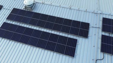 Çatı katı güneş paneli kurulumundan yeşil güç