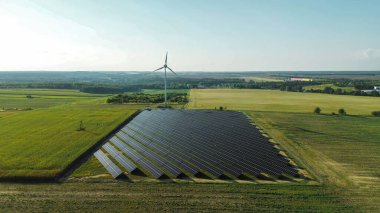 Güneş çiftliği ve rüzgar jeneratörü yeşil enerji üretiyor.