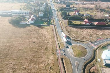 Tarlalardan geçen büyük bir kamyon.