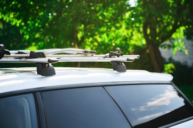 Arabanın çatısındaki boş bisiklet parkı macera bekliyor.