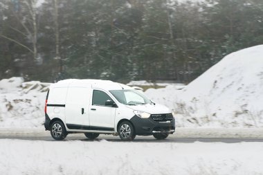Buzlu koşullarda beyaz teslimat aracı