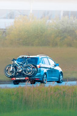 Aile arabasıyla aktif yaşam tarzı gezisi