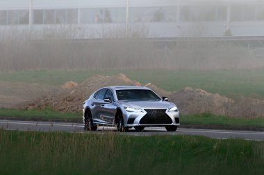 Modern elektrikli araba ülke otoyolunda gidiyor.