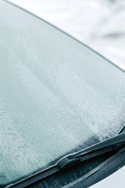 Park halindeki araba kar ve buz kaplı.