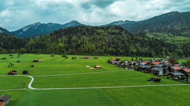 Alp dağlarının altındaki sakin bahar vadisi