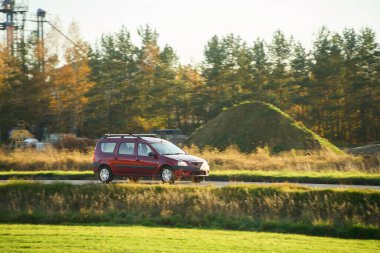 Orman arka planına yakın bir nakliye aracı