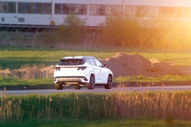 Açık otoyolda elektrikli cip.