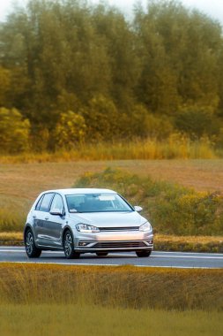 Manzaralı kırsal alanda küçük bir hatchback otomobil