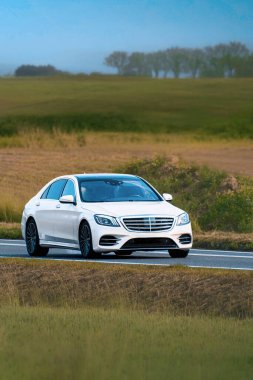 Modern iş arabası kırsal yolda ilerliyor.