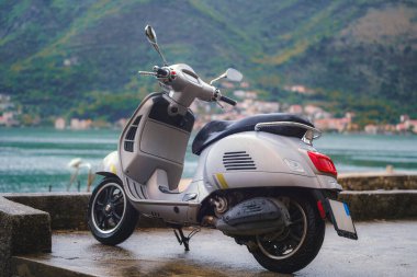 Göl kenarındaki yağmurlu gün scooter 'ı.