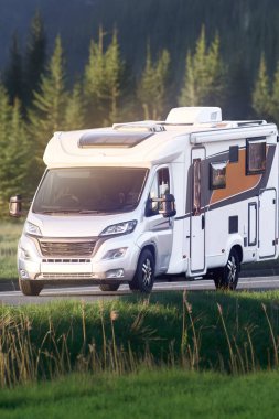 Dağ manzaralı kırsal yolda beyaz karavan.