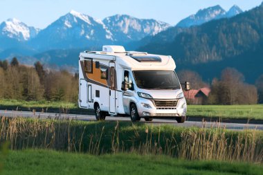 Karavanda gün batımı gökyüzünün altında seyahat ediyorlar.