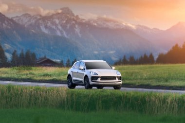 Kırsal yol inşaatı yakınındaki pahalı SUV 'de sürücü.