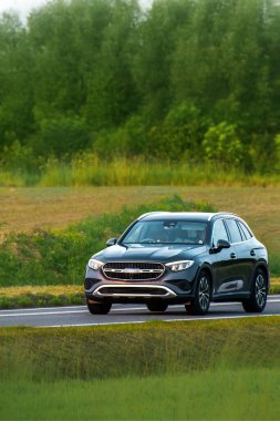 Japon geçiş aracı kırsal alanda ilerliyor.