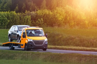 Çekici kaza sonrası hareket halinde.