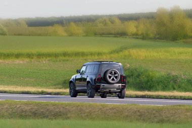 Şehir dışına çıkan rahat bir aile arabası.
