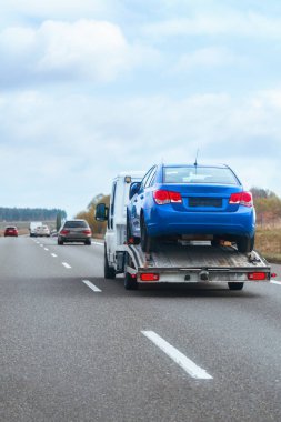 Kırsal yolda giden otomobil taşıyıcısı
