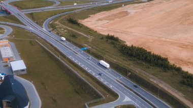 Hareket halindeki dağıtım kamyonunun üst görüntüsü