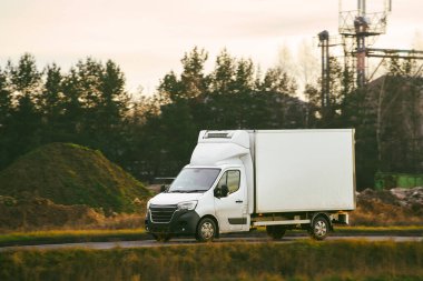 Boş otoyol kullanan ticari kamyon.