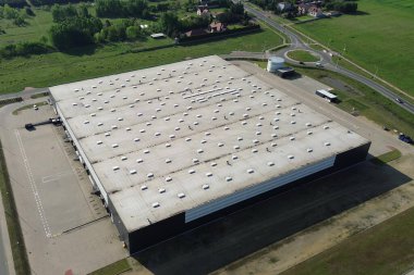 Kırsal bölgedeki modern sanayi binaları