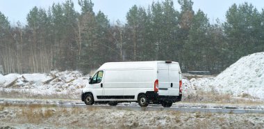 Taşra otoyolunda hızlı giden kurye minibüsü